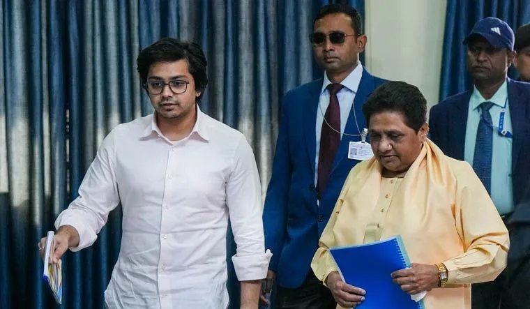 'ससुर राजनीति से लें संन्यास, तभी आकाश आनंद को बसपा में मिलेगी जिम्मेदारी', मायावती ने रख दी शर्त