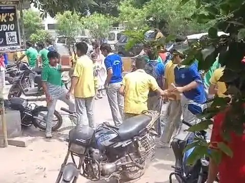 मुजफ्फरनगर में छात्रों का सड़क पर हंगामा, मारपीट के बाद बाइक में की तोड़फोड़