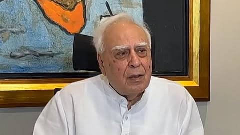 पीएम मोदी के ‘दिमागी नक्सल’ बयान पर सिब्बल का हमला, बोले- जनता लिखेगी रिपोर्ट कार्ड