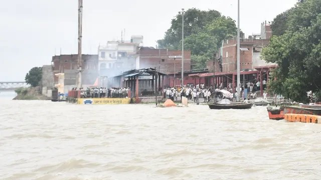 प्रयागराज में बाढ़ का खतरा बढ़ा, गंगा-यमुना का जलस्तर बढ़ा; कई मोहल्ले जलमग्न
