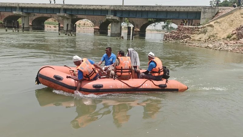 जम्मू-कश्मीर: मेंढर में बहते पानी में फंसी किशोरी का सेना ने किया रेस्क्यू, अस्पताल में भर्ती