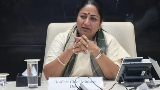 CM रेखा गुप्ता को SIR नोटिस पर चुनाव आयोग ने दी सफाई, नाम पूरी तरह वैध