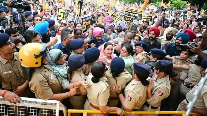 भगवंत मान की पत्नी पर आरोपों के खिलाफ अकाली दल का प्रदर्शन, हरसिमरत कौर हिरासत में