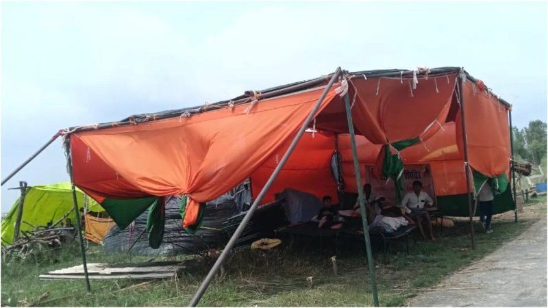 बदायूं में बाढ़ पीड़ितों के लिए लगाए भगवा टेंट, ग्रामीण बोले- अफसरों ने रंग देखा, खानपान की व्यवस्था नहीं