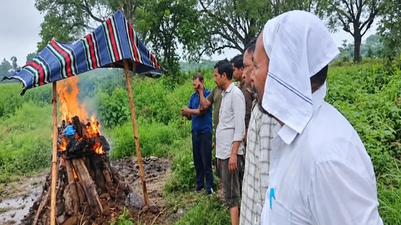 बारिश में चिता के ऊपर तानी चादर, हाथरस के श्मशान की बदहाल व्यवस्था पर उठे सवाल
