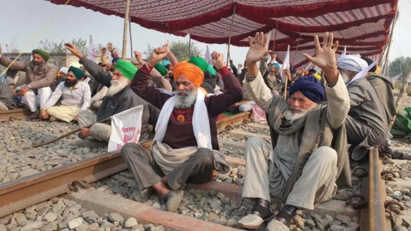 पंजाब में रेल रोको आंदोलन: छह जिलों में रेलवे ट्रैक पर किसान, मोगा में पुलिस से धक्का-मुक्की