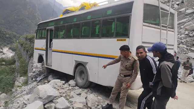 बद्रीनाथ से लौट रही बस के ब्रेक फेल, पत्थर से टकराकर बची 25 यात्रियों की जान