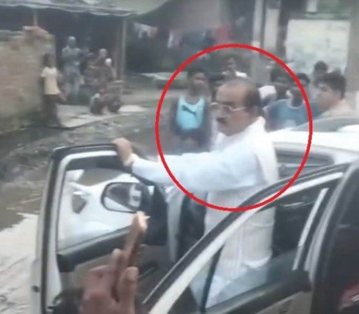 लखीमपुर खीरी में खराब सड़क को लेकर ग्रामीणों का विरोध, भाजपा विधायक की कार रोककर किया प्रदर्शन