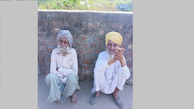 पठानकोट में नौकरी की मांग को लेकर 10 दिन से टावर पर बैठे दो बुजुर्ग, एक की तबीयत बिगड़ी
