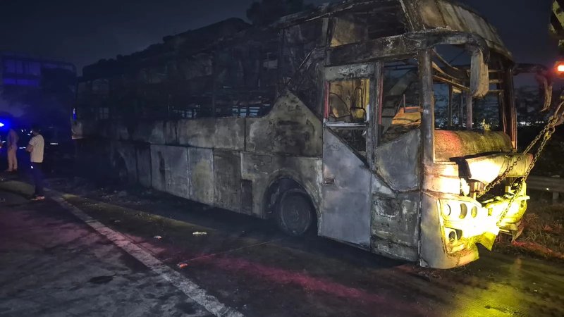 ग्रेटर नोएडा में चलती स्लीपर बस में लगी भीषण आग, 9 यात्रियों की जिंदा जलकर मौत