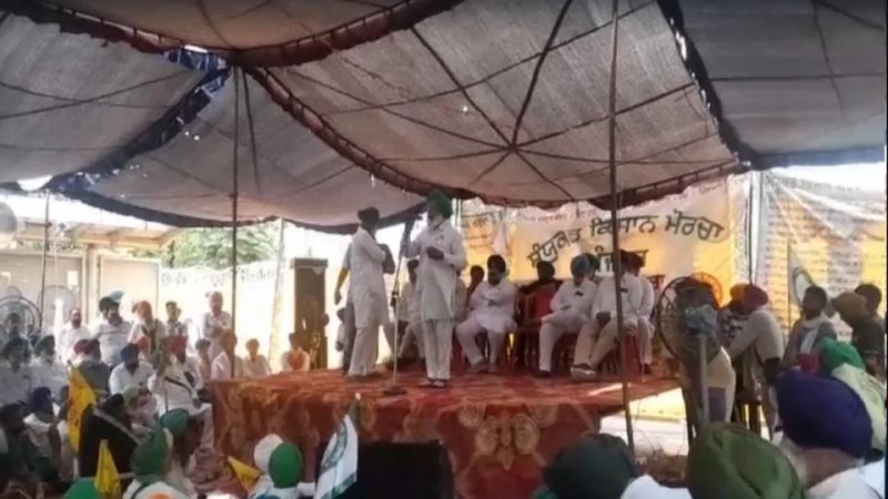 चंडीगढ़-मोहाली बॉर्डर पर किसानों की महापंचायत, मांगों को लेकर सरकार के खिलाफ जमकर नारेबाजी
