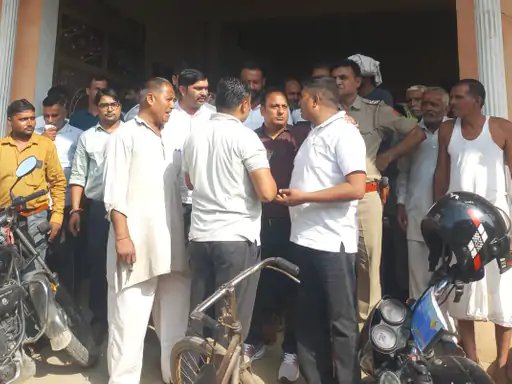 मुजफ्फरनगर: बिजली विभाग की टीम का किसानों ने किया घेराव, भाकियू नेता ने कराया समझौता