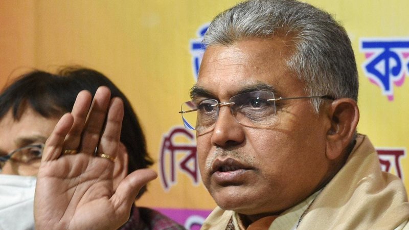 दुर्गा पूजा में मांसाहारी भोजन पर विवाद, दिलीप घोष बोले- जिसे जो खाना है, खाने की आजादी हो