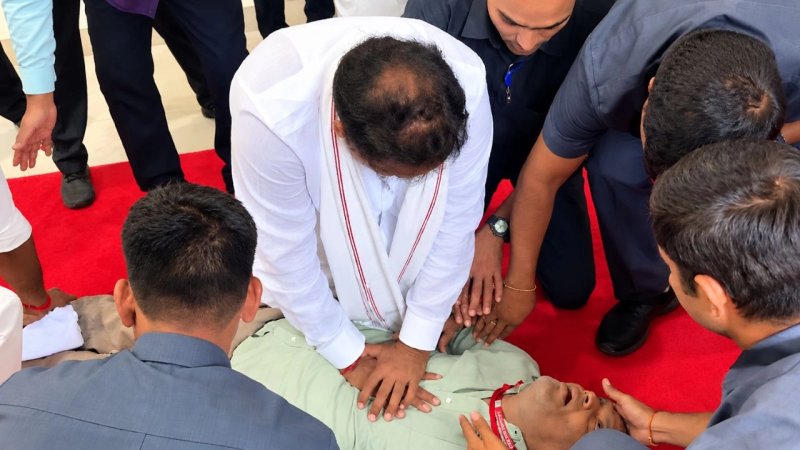 तेलंगाना विधानसभा में अचानक बेहोश हुए अधिकारी के निजी सचिव, मंत्री ने दिया CPR