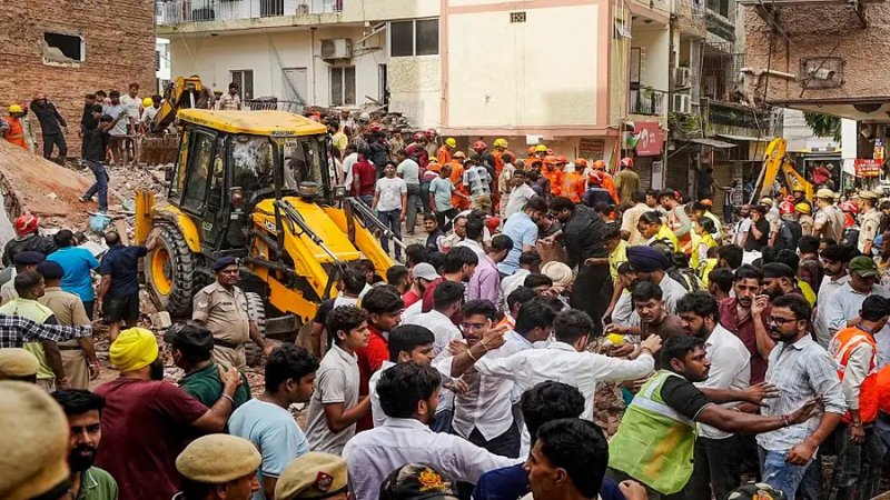 मोती बाग हादसे ने खोली सिस्टम की पोल, जर्जर इमारतों पर कौन देगा ध्यान?