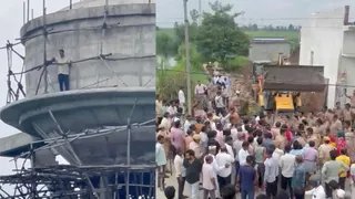 अमरोहा: बुलडोजर कार्रवाई के बाद टंकी पर चढ़े मृतक के पिता, पूरा मकान गिराने की मांग