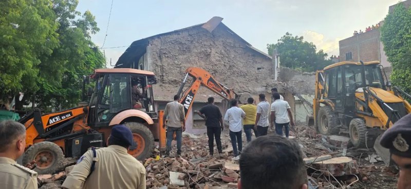 इंदौर के पास सांवेर में पुराने मकान की दीवार भरभराकर गिरी, तीन की मौत; दो घायल