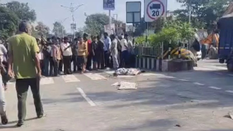 देहरादून के मोहब्बेवाला में बड़ा हादसा, 16 टायर ट्रक पलटा; दो की मौत