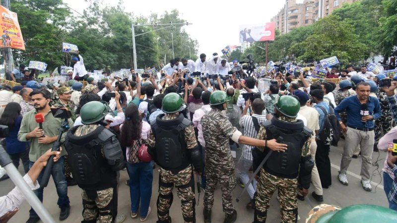 पटना में आरक्षण को लेकर प्रदर्शन, गांधी मैदान से मार्च की तैयारी; कई प्रदर्शनकारी हिरासत में