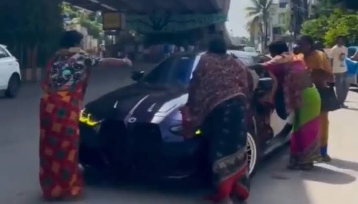 नई BMW की डिलीवरी लेते ही पहुंचा किन्नरों का समूह, 2 लाख रुपये मांगने का आरोप