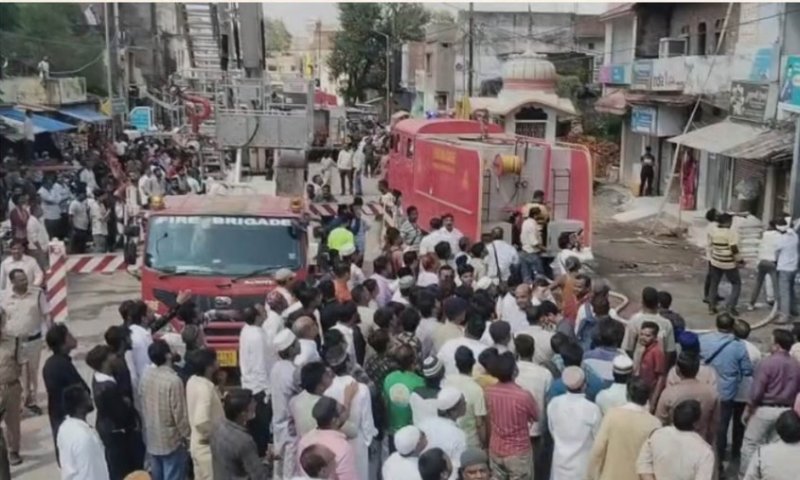 सतना की बहुमंजिला इमारत में भीषण आग, 3 लोगों का रेस्क्यू; कई के फंसे होने की आशंका