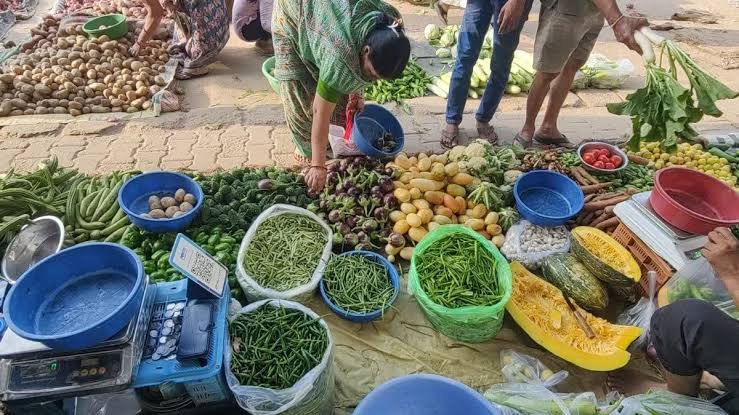 सब्जियों के बढ़ते दाम से बिगड़ा रसोई का बजट, मटर 200 तो टमाटर 90 रुपये किलो; दुकानदारों की बिक्री भी प्रभावित