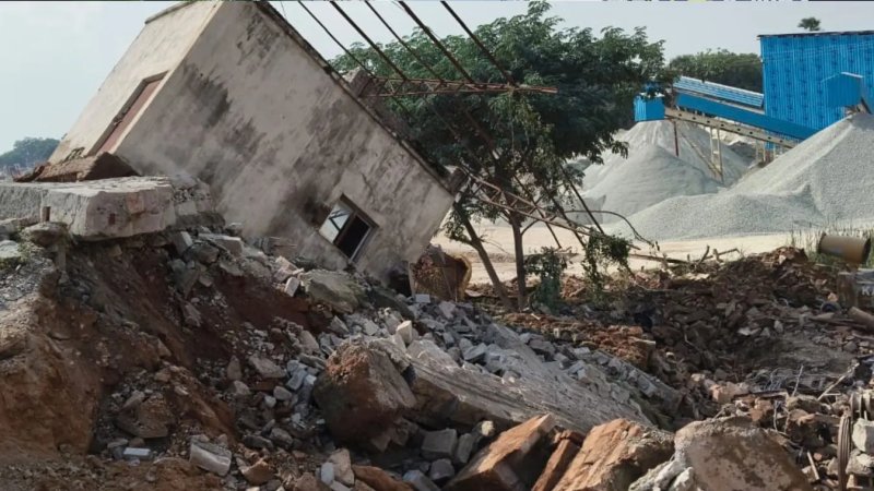 मिर्जापुर में ब्लास्टिंग के कंपन से ढहा स्ट्रक्चर, ताश खेल रहे 4 मजदूर दबे; हालत गंभीर
