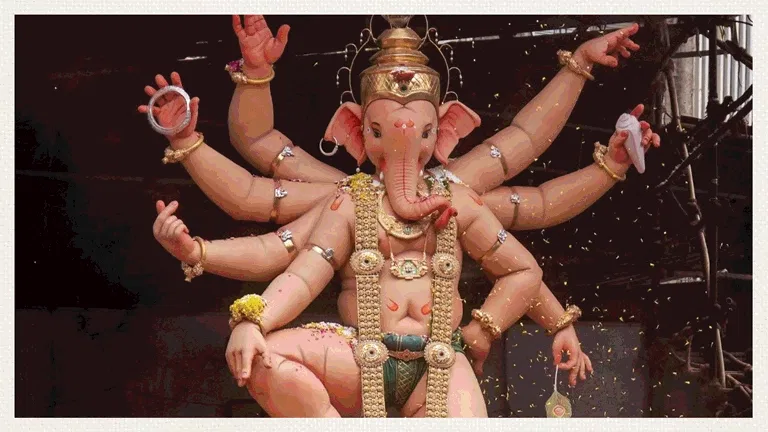 मुंबई में गणेश विसर्जन का भावुक नजारा, गिरगांव चौपाटी पर उमड़ी भारी भीड़