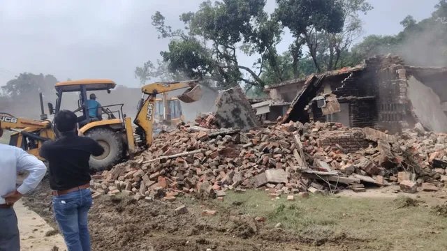 लखीमपुर में बच्ची से दरिंदगी के आरोपी का घर बुलडोजर से ध्वस्त, मुठभेड़ में घायल हुआ था खलील अहमद