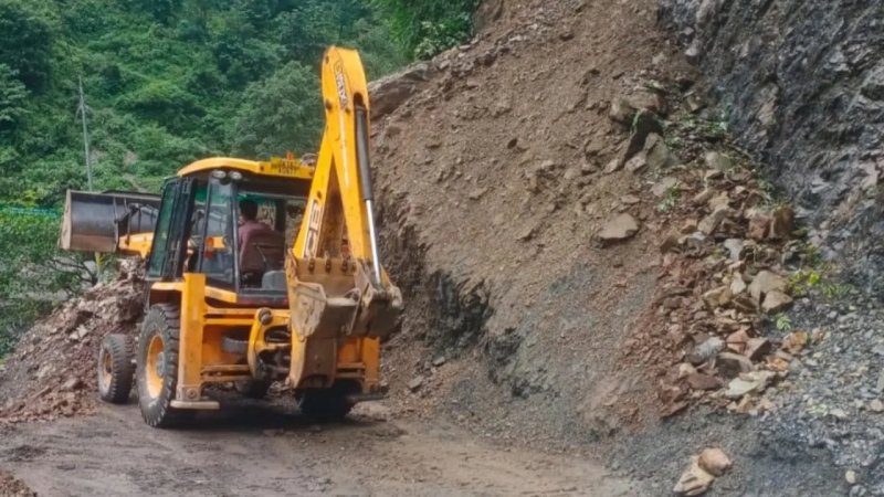 उत्तराखंड में चारधाम यात्रा पर भूस्खलन का साया, गंगोत्री-यमुनोत्री में रोज परेशानी; बदरीनाथ हाईवे पर राहत