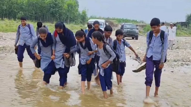 बस्ता पीठ पर, हाथ में जूते और सामने उफनती नदी... चतरा में 629 बच्चों की ऐसी है मजबूरी