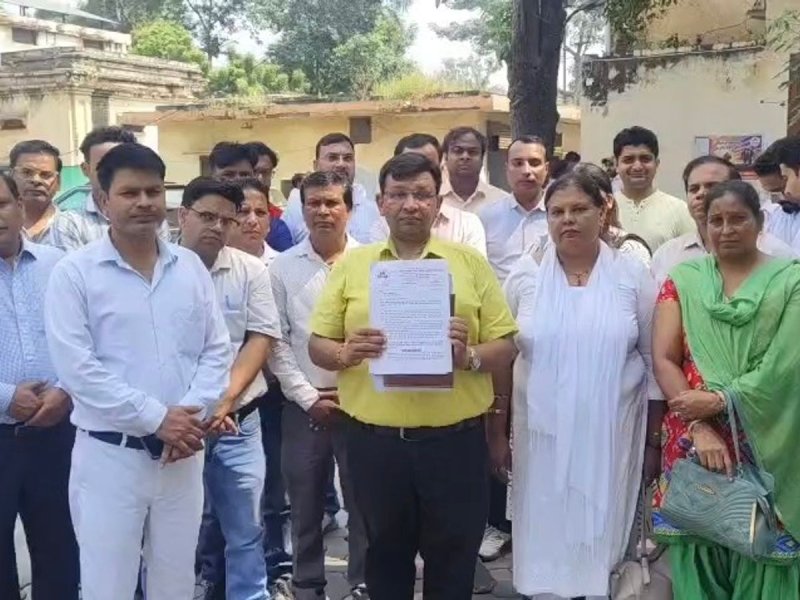 मुजफ्फरनगर में NHM संविदा कर्मचारियों का प्रदर्शन, नियमितीकरण और समान वेतन समेत 6 मांगें उठाईं