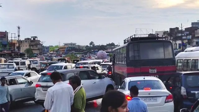ओरमांझी में दिखा 308 पहियों वाला विशाल मेगा ट्रेलर, देखने के लिए उमड़ी भीड़