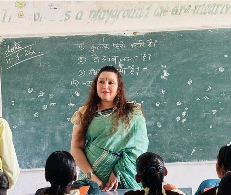 मैहर कलेक्टर का दिखा अलग अंदाज, क्लास में टीचर बनकर बच्चों से किया संवाद; प्राचार्य-शिक्षक को नोटिस
