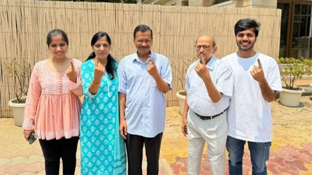 केजरीवाल परिवार को वोटर लिस्ट से हटाने का नोटिस, AAP ने EC पर उठाए सवाल