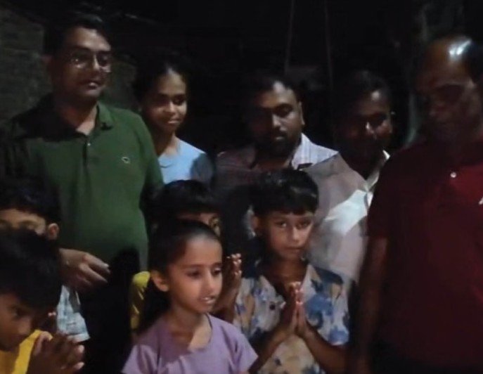 बच्चों ने कहा- साहब, अंधेरे में डर लगता है, डीएम ने सुनी बात और रातोंरात लगवा दी स्ट्रीट लाइट
