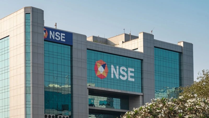 एनएसई की BSE पर लिस्टिंग, ₹1,800 पर हुई शुरुआत; मार्केट कैप ₹4.45 लाख करोड़ पार