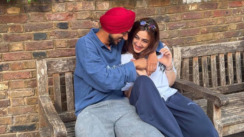 अर्शदीप सिंह ने समरीन कौर पर लुटाया प्यार, बर्थडे पर शेयर कीं रोमांटिक तस्वीरें