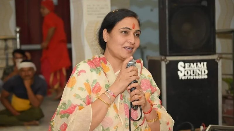 जयपुर: भाजपा पार्षद अर्चना ने कांग्रेस के समर्थन से चेयरमैन पद के लिए भरा पर्चा, परिजनों ने लगाए आरोप