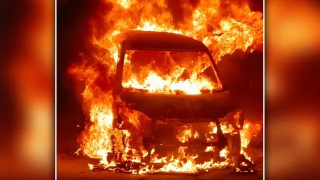 मुरादाबाद में सड़क पर कार में लगी अचानक आग, आधे घंटे तक यातायात रहा प्रभावित