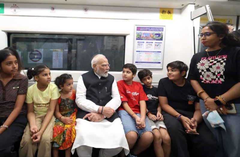 SRCC के शताब्दी समारोह में शामिल होने मेट्रो से पहुंचे PM मोदी, छात्रों से की बातचीत