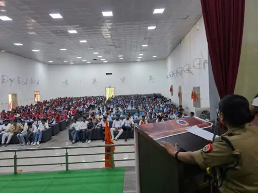मुजफ्फरनगर में छात्रों को साइबर ठगी से बचाव की जानकारी, OTP और बैंक डिटेल साझा न करने की सलाह
