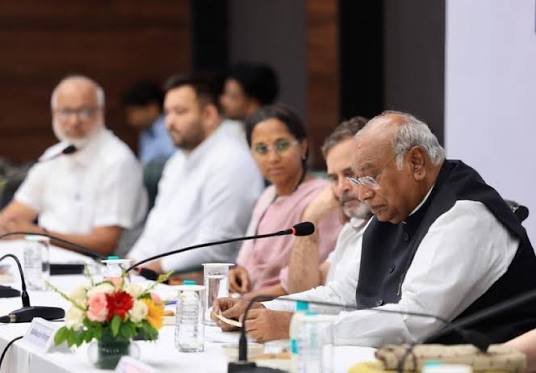 इंडिया गठबंधन की बैठक में खरगे ने उठाए SIR, EVM और चुनाव आयोग से जुड़े मुद्दे