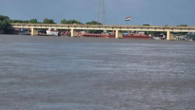 यूपी में बाढ़-बारिश से हालात गंभीर, सरयू-गंगा समेत कई नदियां उफान पर; दर्जनों गांवों का संपर्क कटा