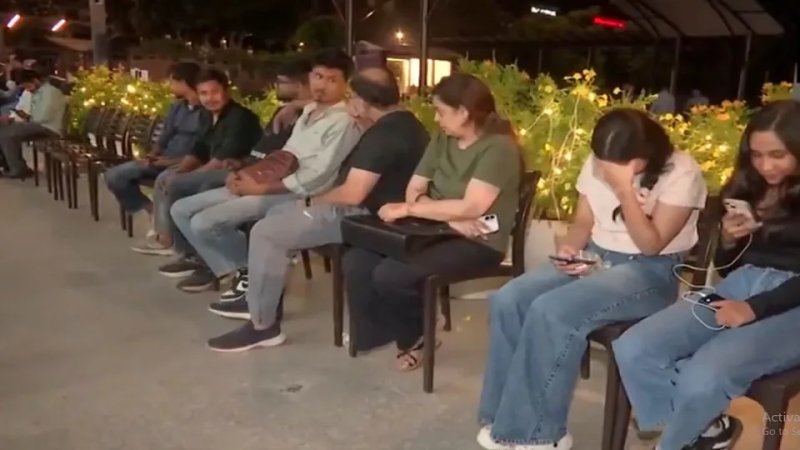 iPhone 18 Pro Max खरीदने के लिए रात से लाइन में जुटे युवा, दिल्ली-मुंबई में दिखा उत्साह