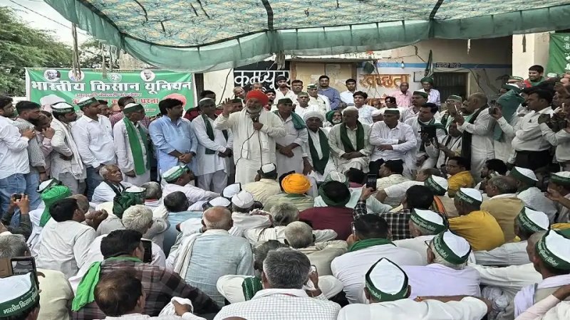 आलू की कीमतों को लेकर सादाबाद में आंदोलन, टिकैत के संबोधन के बाद धरना स्थगित