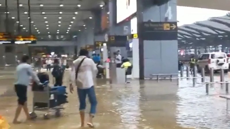 जन्माष्टमी पर दिल्ली एयरपोर्ट पर बारिश का असर, 9 उड़ानें डायवर्ट; 400 से ज्यादा लेट