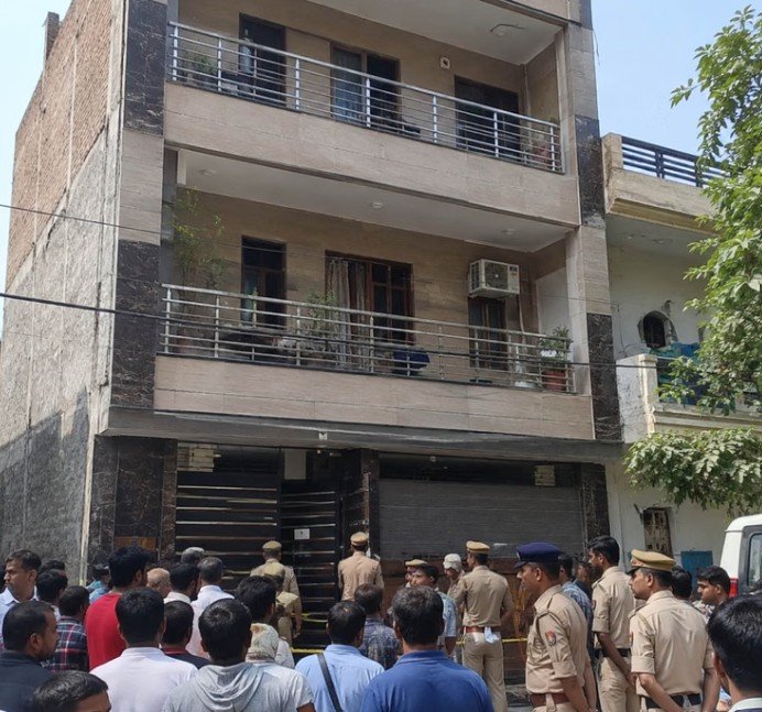 दिल्ली के गांधी नगर में तीसरी मंजिल से गिरकर युवक की मौत, बिना कपड़ों के मिला शव; हत्या की आशंका
