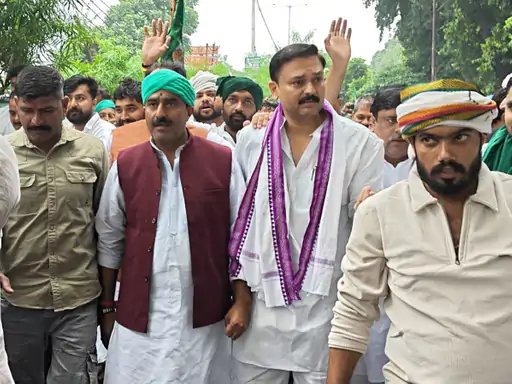 मुजफ्फरनगर में बारिश के बीच किसानों की महापंचायत, मांगों को लेकर कलेक्ट्रेट तक निकाला मार्च