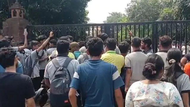 भुवनेश्वर: हॉस्टल के खाने में मिली मृत छिपकली, छात्रों में आक्रोश; कॉलेज गेट पर जुटे